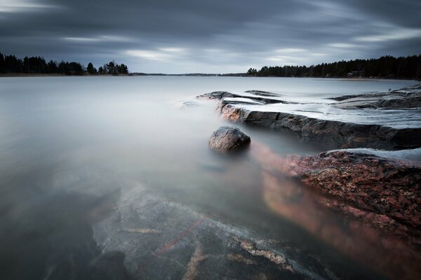 Meer in Schweden Steine im Nebel