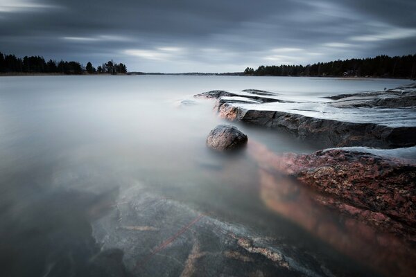 Море в Швеции камни в тумане