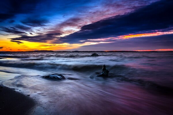 Plage au coucher du soleil. Photo longue exposition