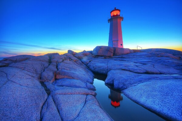 Phare sur la roche Réflexion de l eau des pierres de phare