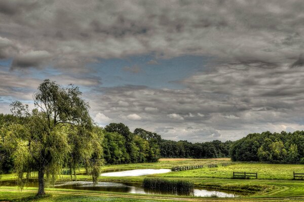 Schöne Landschaft mit grauen Wolken