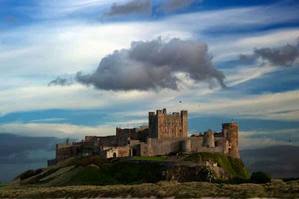 Nuages énormes sur le château de la mer de montagne