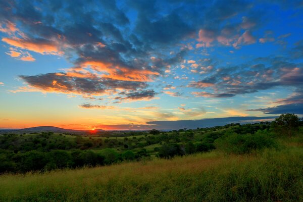 Schöner Sonnenuntergang und Horizontlinie