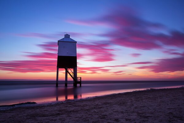 Puesta de sol rosa junto al mar