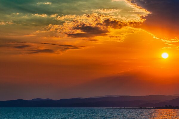 La superficie del agua con el cielo al atardecer