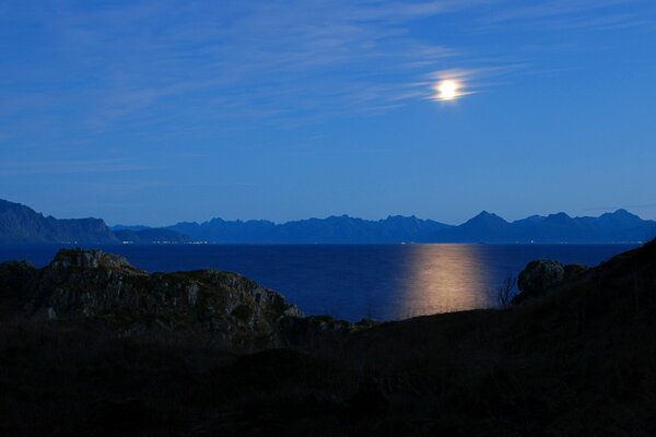 Lune ciel nocturne parmi les montagnes