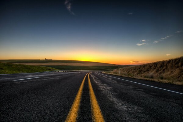 Paesaggio mattutino con strada all alba