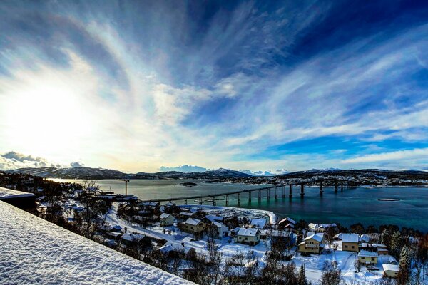 Bucht in Norwegen mit Blick auf Berge und Wolken