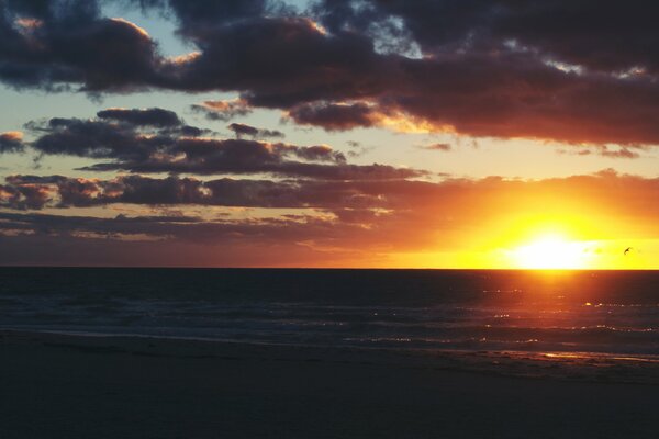 Sonnenuntergang am Meer. Heller Horizont. Wellen bei Sonnenuntergang