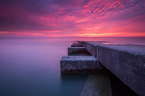 Calma del mare con cielo cremisi