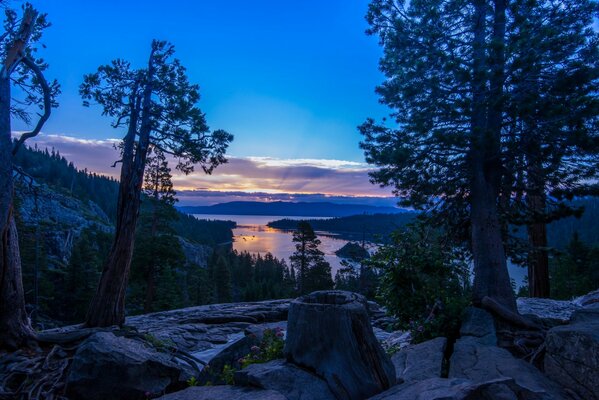 Superbe aube dans l état de Californie sur le lac Tahoe