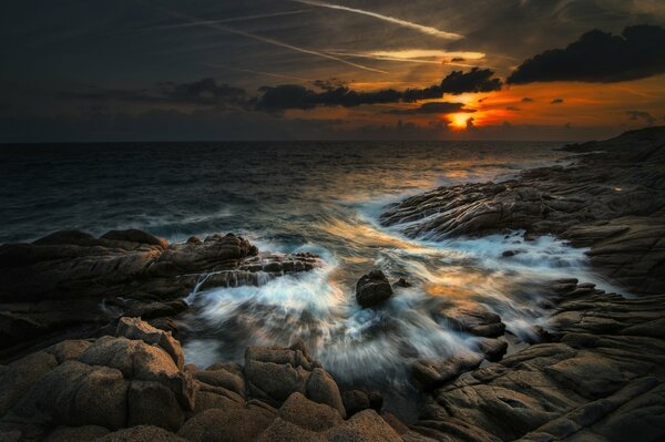 Onde che battono sulla costa rocciosa