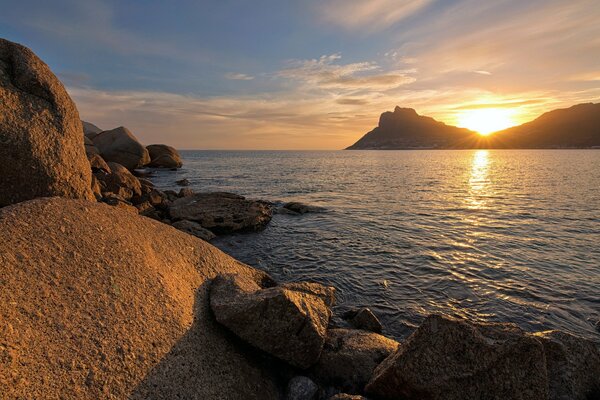 Schöne Landschaft. Sonnenuntergang am Meer. Berge am Meer