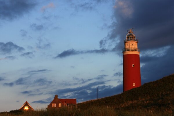 Leuchtturm bei Sonnenuntergang am Himmelshintergrund