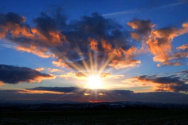 Sonnenstrahlen durchdringende Wolken