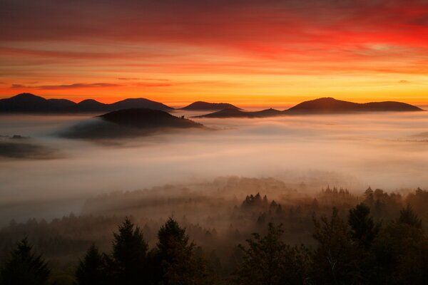 Dämmerung im Ausland Wolken über den Bergen