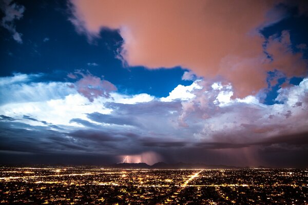 Tormenta nocturna sobre la metrópoli