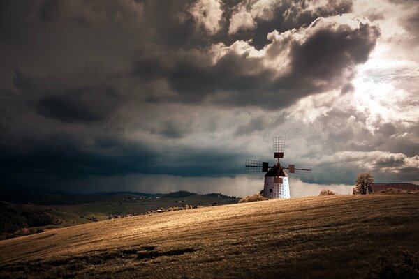 Feld inmitten einer Mühle bei Regen