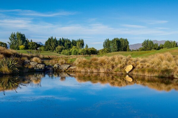 Reflejo del cielo sobre el lago