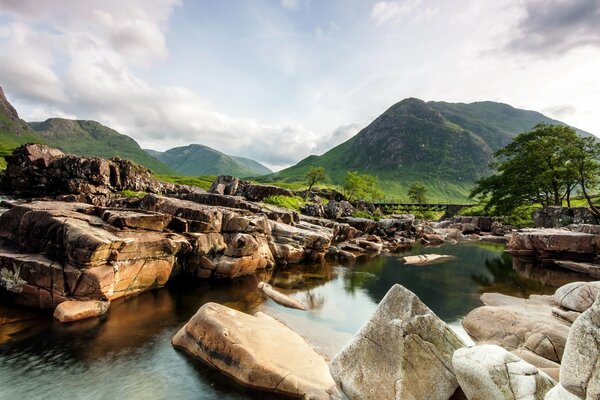 Die Landschaft von Waldgipfeln und Flüssen ist von großen Steinen umgeben