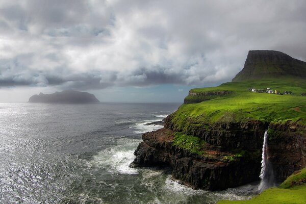 Title vue sur la combinaison de l océan Atlantique et une cascade qui coule de la montagne