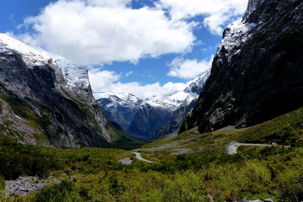 Nuages blancs dans les montagnes enneigées