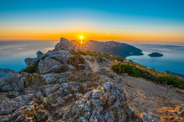 Mar puesta de sol cantos rodados bota española