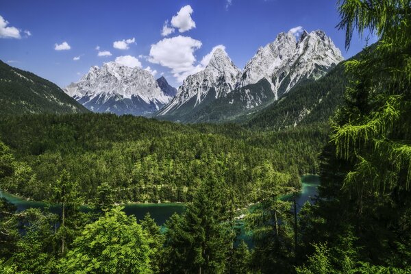 Catena montuosa del Wetterstein nelle Alpi in Baviera