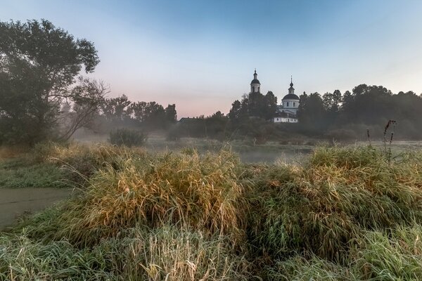 Пейзаж храма в поле