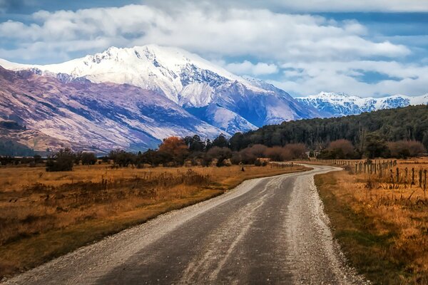 Neuseeländische Straße zum See in die Berge