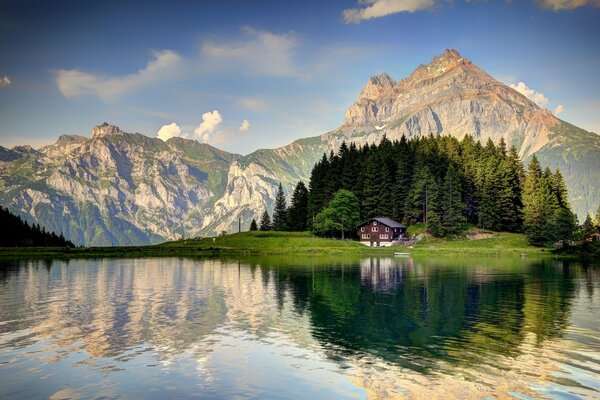 Schöne Berge mit Reflexion am Meer