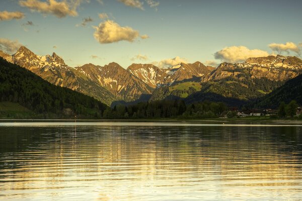 Paisaje de montaña con lago por la noche