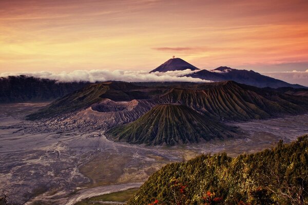 Bellissimo vulcano in Indonesia sotto le nuvole