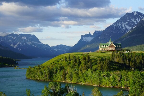 Hotel su una collina vicino al lago Waterton in Canada