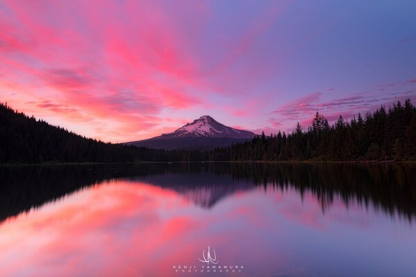 Il cielo rosso si riflette nell acqua