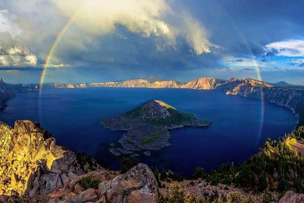 Doppelter Regenbogen über einem Vulkansee