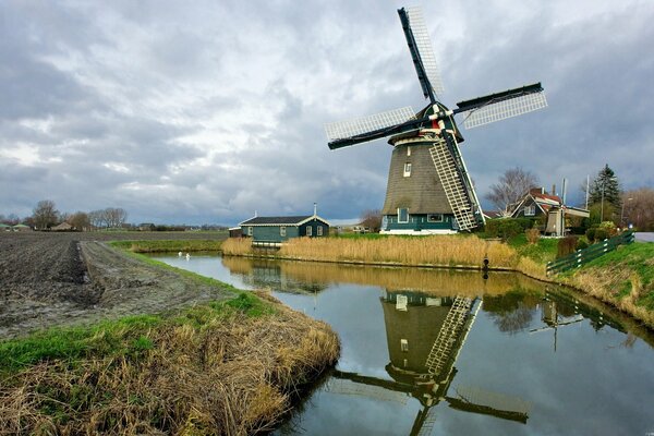 Ciel d automne. moulin dans le canal