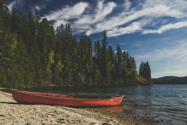 Rotes Boot am Sandstrand