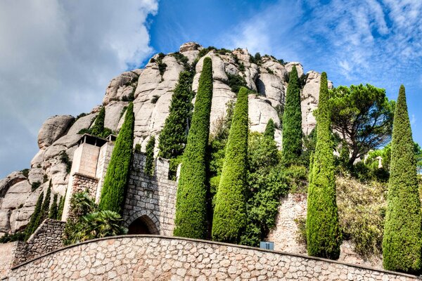 Monasterio de montserat en la montaña en España