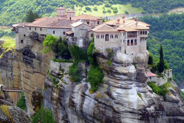 Ein Kloster aus hellem Stein auf den Felsen in Griechenland