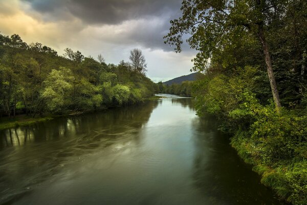 Es gibt einen so wunderbaren Fluss unter uns