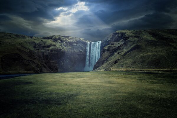 Wodospady Islandii. Przyroda Islandii. Piękne krajobrazy