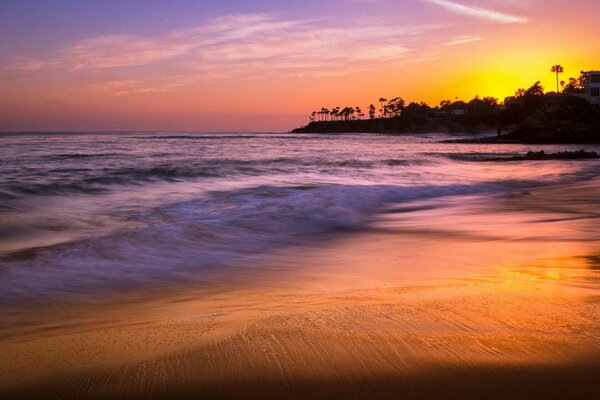 Rivage de fil de sable au coucher du soleil