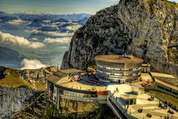 Hotel über den Wolken in den Bergen der Schweiz