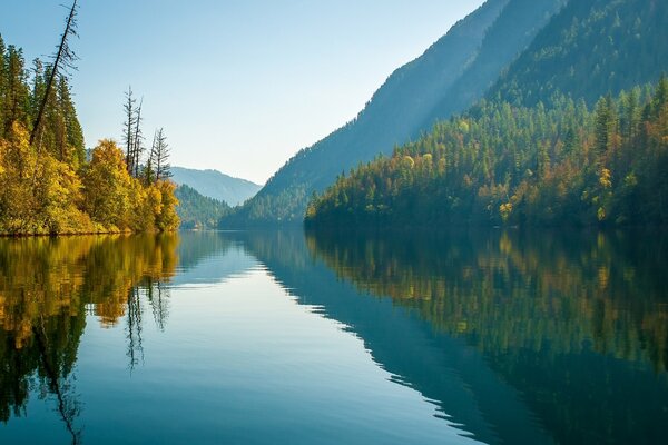 Лсенний пейзаж горного озера