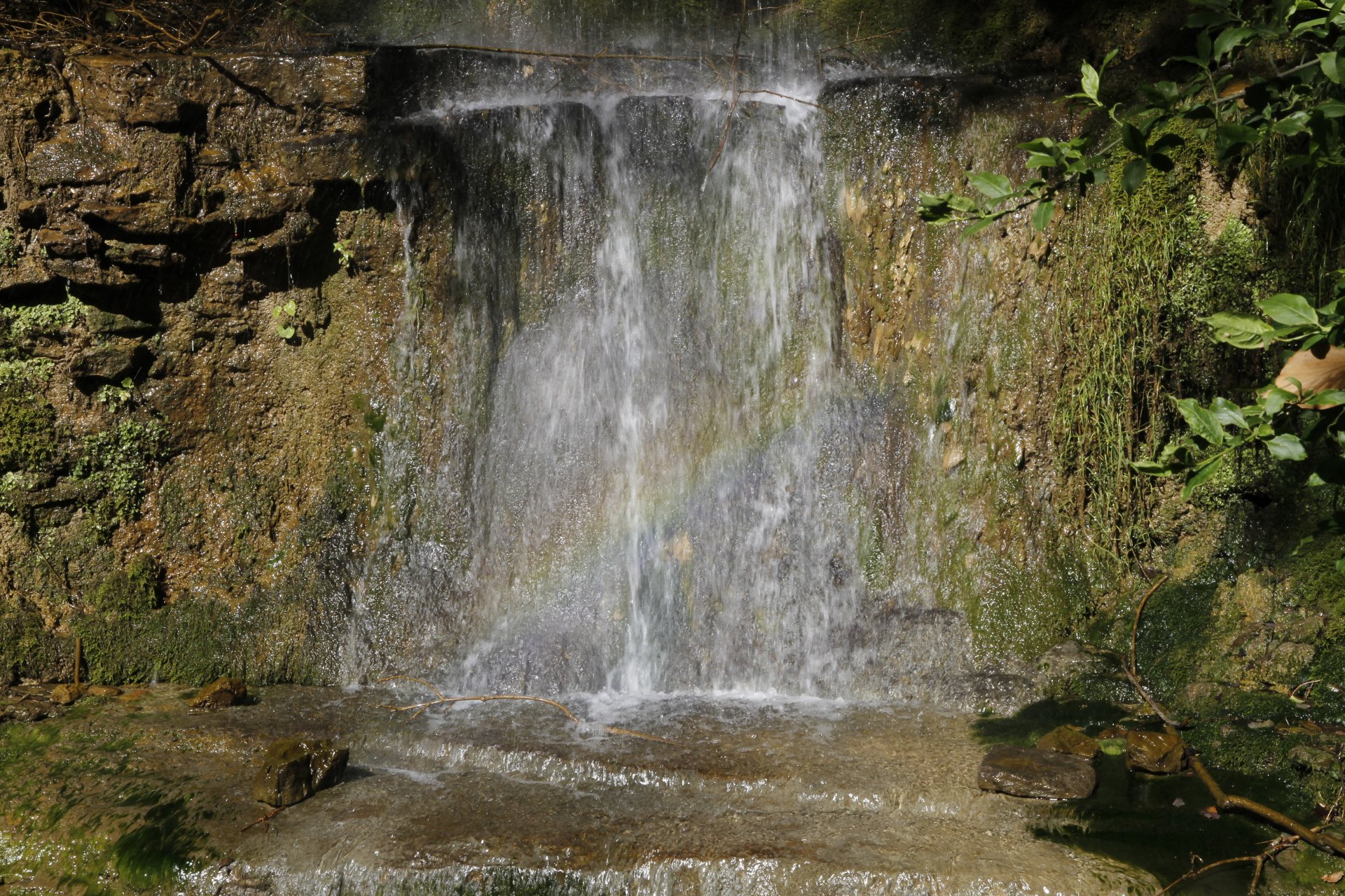 cascata fiume rupit spagna pietre acqua spruzzi arcobaleno