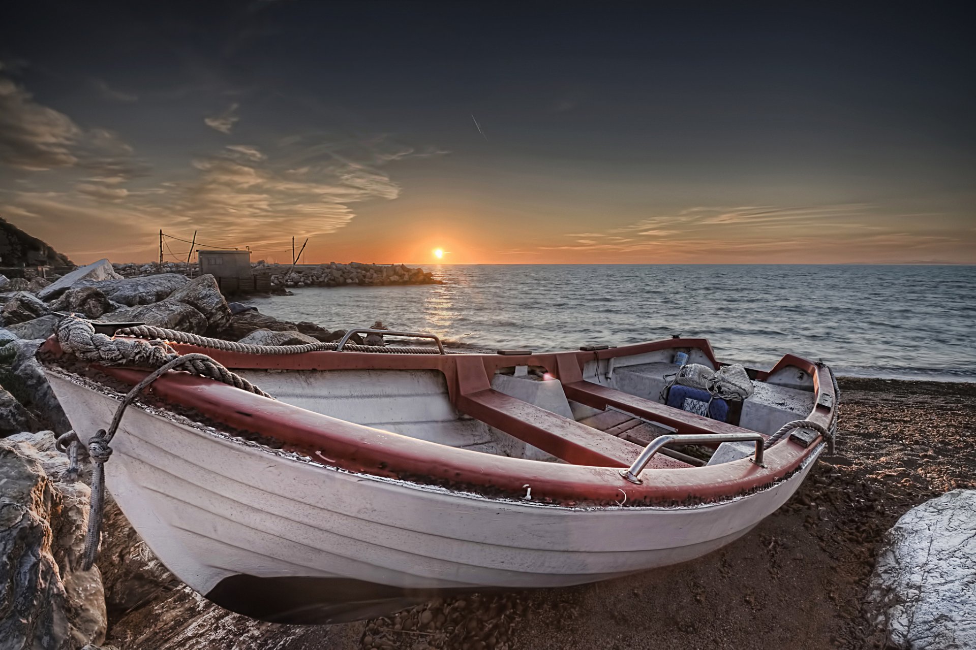 mar costa barco puesta de sol