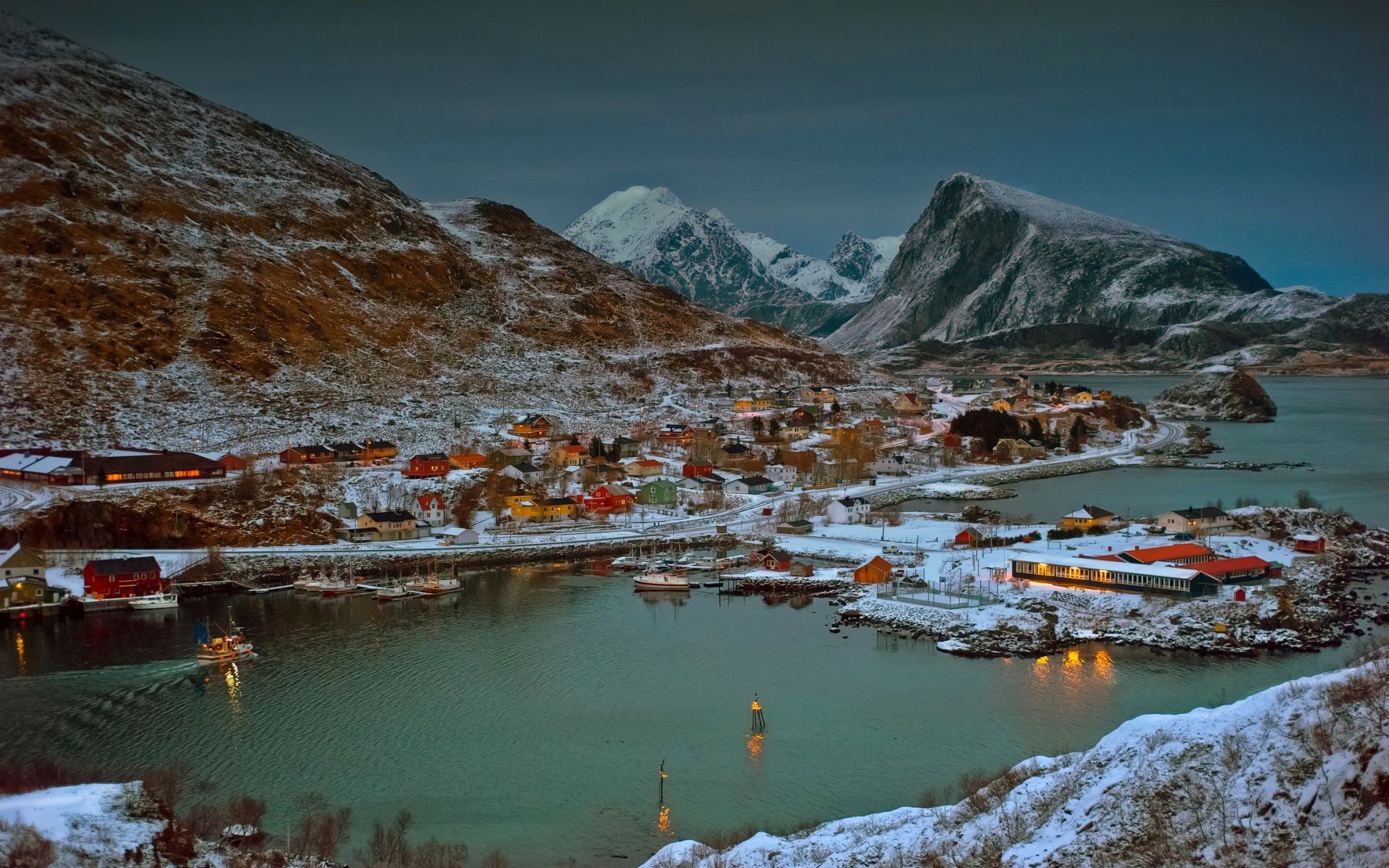 noruega tarde cielo montañas mar fiordos bahía barco casas pueblo ciudad