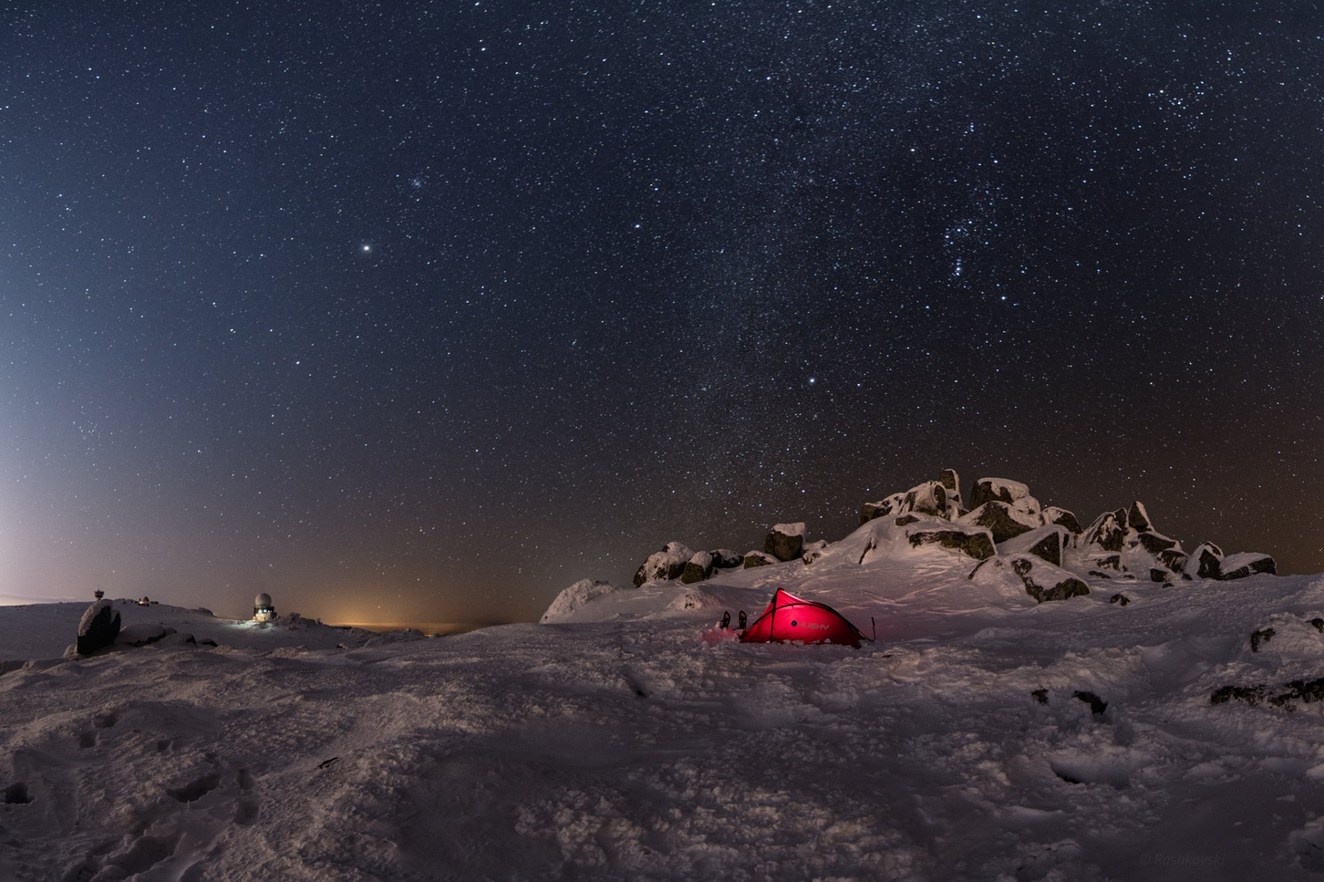 hiver neige tente pierres nuit ciel étoiles