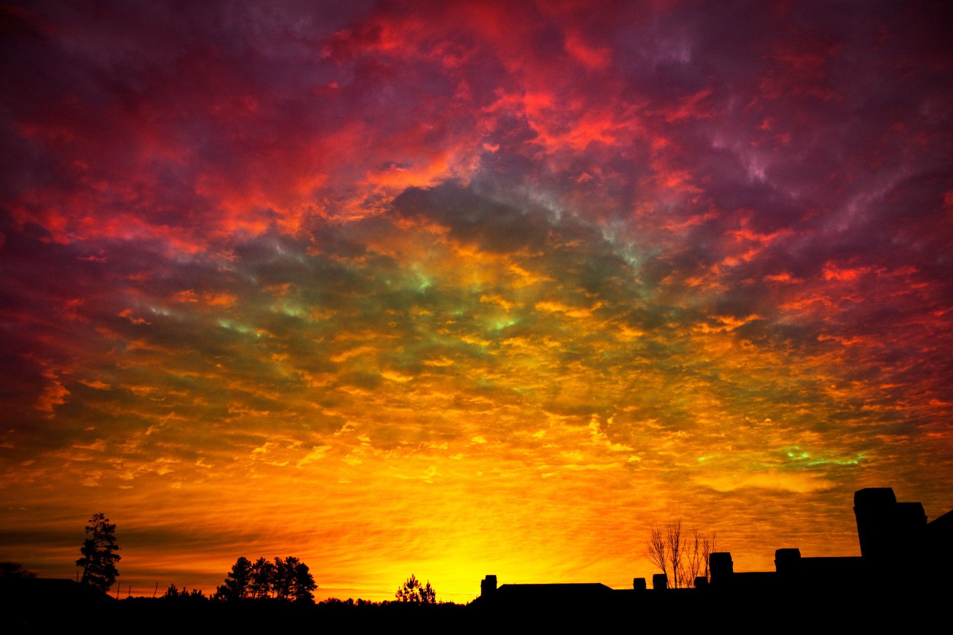 himmel wolken glühen silhouette bäume haus dach